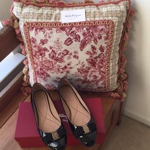 Ferragamo Black Varina shoe - 10 1/2 B.